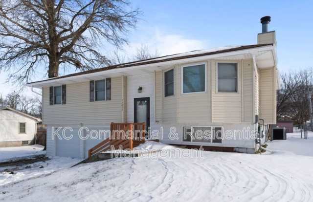 11015 N Oak Trafficway - 11015 North Oak Trafficway, Kansas City, MO 64155