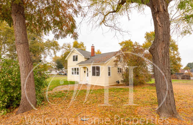 Cozy Home with Storage in Quiet Convenient Location - 322 Southwest 1st Street, College Place, WA 99324