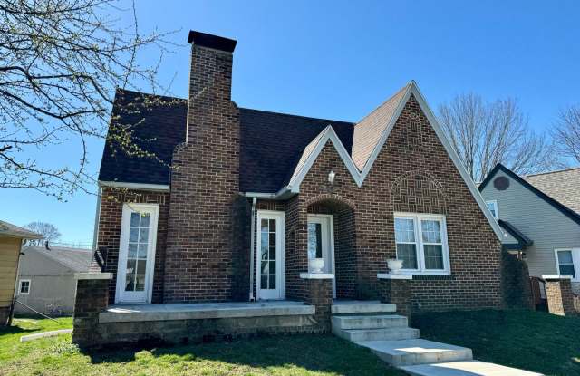 Charming  2-bedroom, 1-bathroom Storybook Cottage Awaits! photos photos