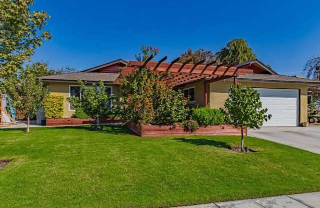 Beautiful 4-Bedroom Home with Pool & Solar in Clovis School District Gallery 1