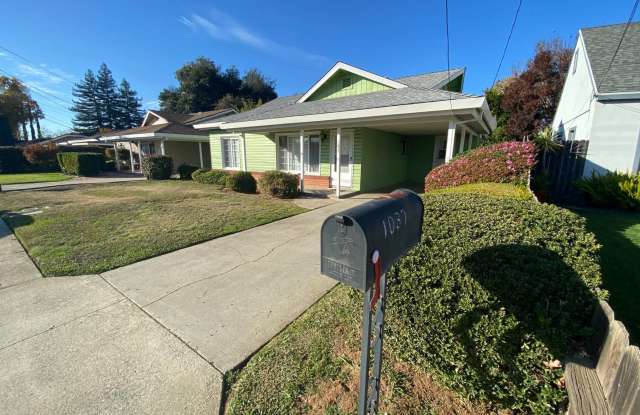 - Central Roseville - 2 Bed, 1 Bath - Separate Living and Family Room - Gardener Included - 1037 Shearer Street, Roseville, CA 95678