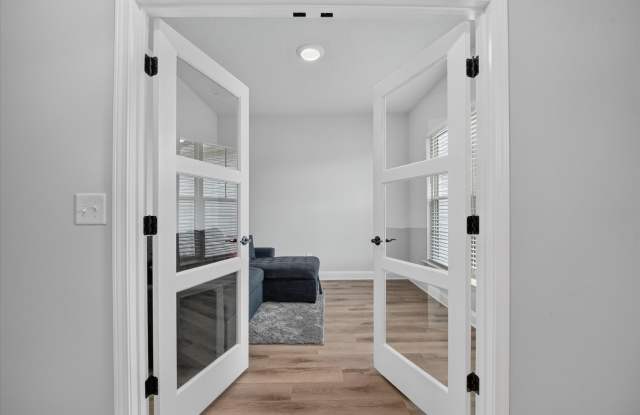 NOVEMBER MOVE IN (Pets Considered) Gallery 4