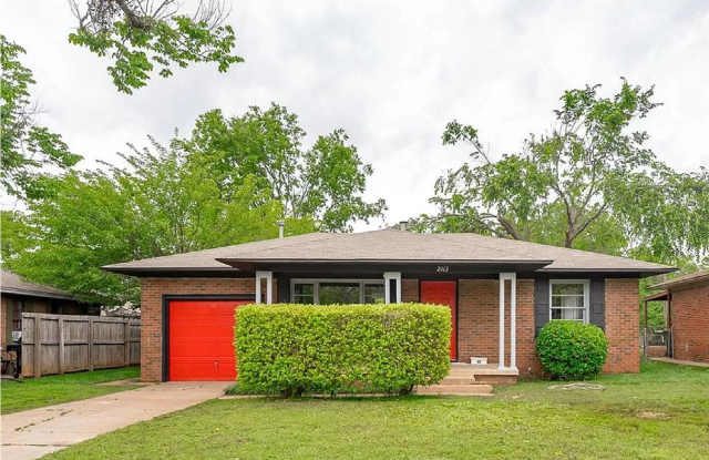 Charming 2-Bedroom / 1-Bathroom Bungalow in The Village photos photos