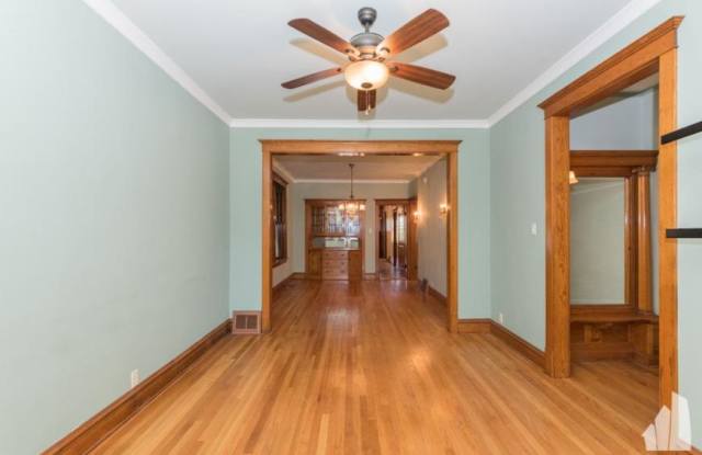 3710 N Damen, Gallery 3