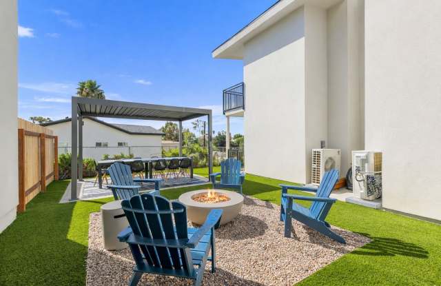 Modern 3 Bed / 3 Bath Townhome with In-Unit Laundry and Shared Backyard Retreat Gallery 1