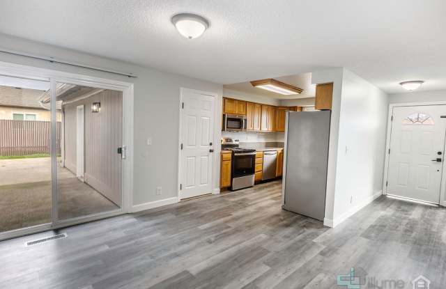 START THE YEAR RENT FREE! Charming 4-Bedroom Keizer Home Close to Everything photos photos