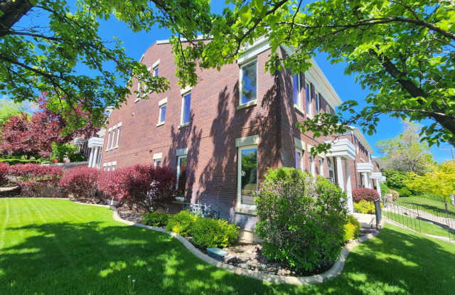 Aves Stunning 2 bd 2 bath Condo! Vaulted Ceilings! Garage! photos photos