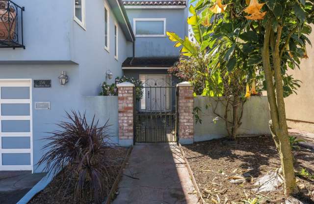 3BR/ 2 1/2 BTH pet friendly house with ocean views, deck, garage and laundry Gallery 4