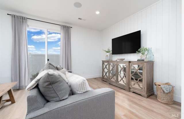 Gorgeous Townhouse with 2 Master Bedrooms!! Prefer a 6 Month Lease! Gallery 4