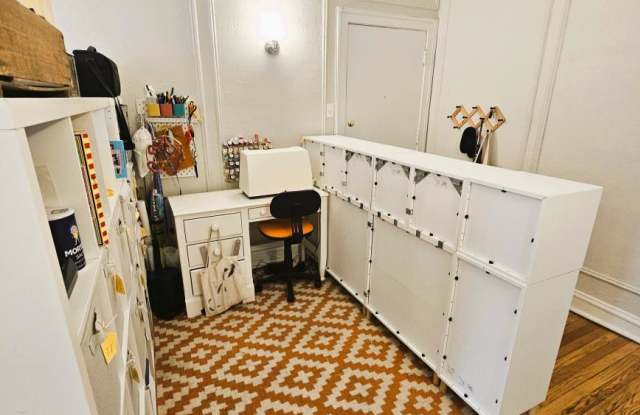 7000 North Paulina Gallery 3