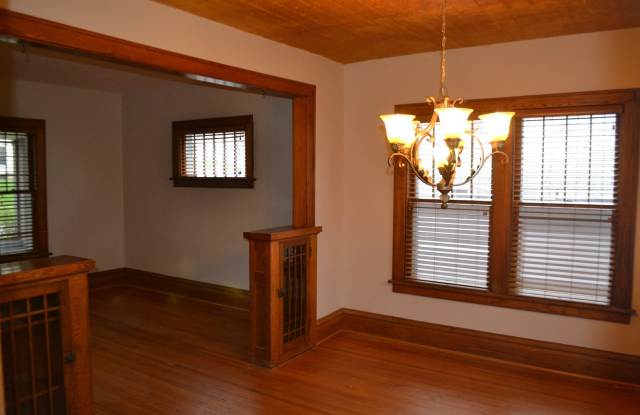 Historic Downtown Single Family Home for Rent! Claw foot tub and hardwood floors! Garage! Gallery 4
