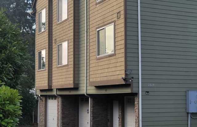 Des Moines Townhome - 3 bedroom 2 bath with 2 separate Garages. Must see Available February 1, 2026 - 2615 South 240th Street, Des Moines, WA 98198