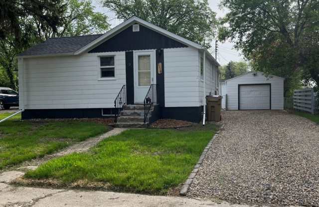 Cozy Cottage with garage and fenced yard photos photos