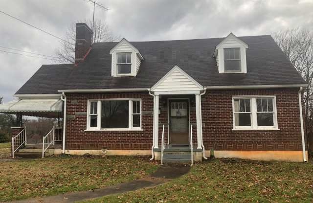 Beautiful house near Univeristy of Lynchburg! Four bedrooms, two bath! photos photos