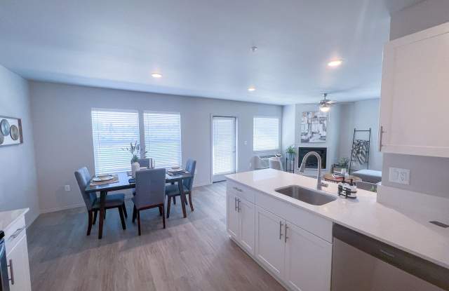 Second Level Unit, Leasing Special and Owner Pays Water/Sewer/Garbage Gallery 3