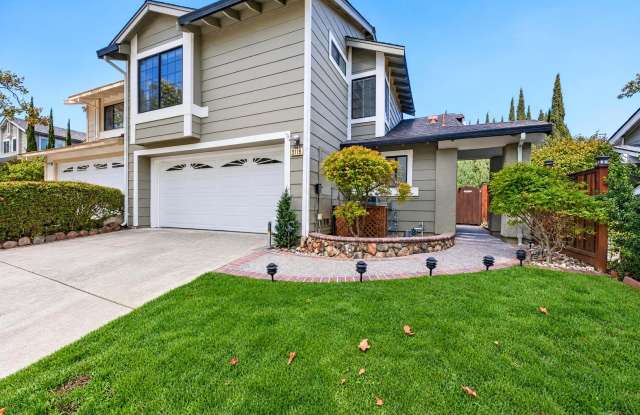 Beautiful Martinez Townhome | Vaulted Ceilings |Private Yard | 2-Car Garage Gallery 3