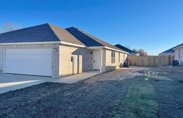 3 bed, 2 bath, 2 car garage in Wagoner OK photos photos