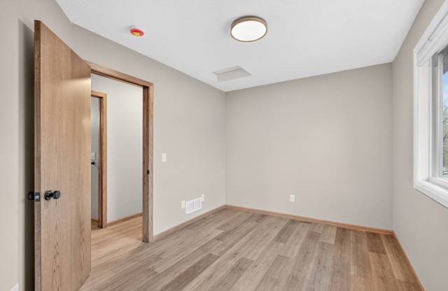 Coon Rapids 2 Bedroom Townhome Gallery 4