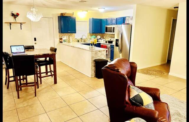 Cozy Smart 3BR 2 Bath House in Sarasota Gallery 4