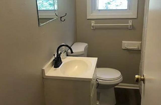 Charming 3 Bedroom Home Minutes from Northshore & Red Bank! Gallery 4