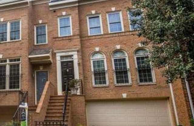 Large Townhouse 3 Bedroom 2 Full Baths and 2 half Baths with Garage Parking in Rosslyn photos photos