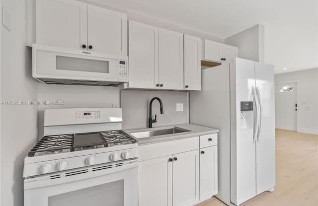 815 NE 5th St - 815 Northeast 5th Street, Hallandale Beach, FL 33009 815 NE 5th St - 815 Northeast 5th Street, Hallandale Beach, FL 33009