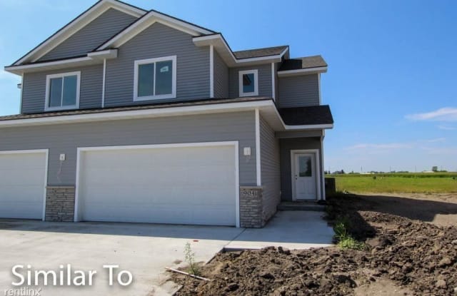 Park Side Villas Townhomes - 909 Kinney Circle NE, Bondurant, IA 50035