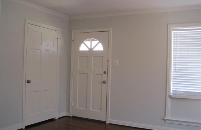 6218 Kenwood Avenue Gallery 2