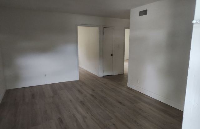 2 bedroom 1 bath apartment Maryville ( Blount County) 37804 Call Debra Johnson (865) 591-8281 photos photos