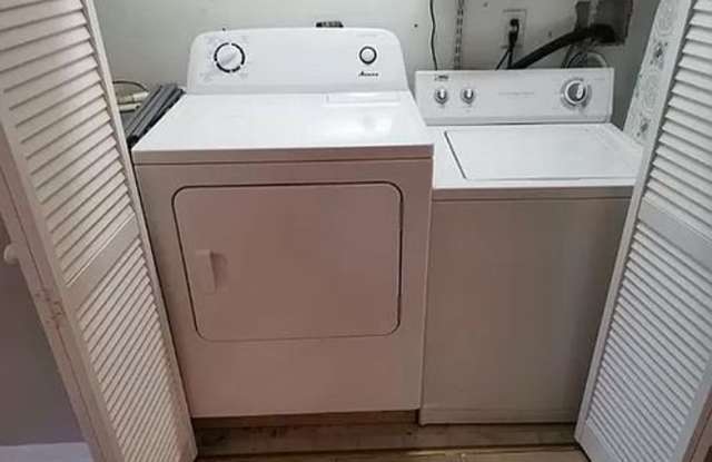 Room in 4 Bedroom Home at University Ct Gallery 4