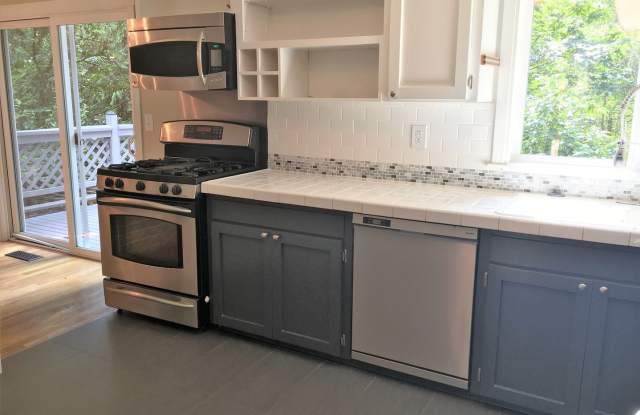 Beautiful 4 Bedroom Gem – Walk to Juanita Beach! - 11227 115th Place Northeast, Kirkland, WA 98033