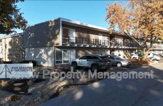 1414 Oakland Rd NE-14 - 1414 Oakland Road Northeast, Cedar Rapids, IA 52402