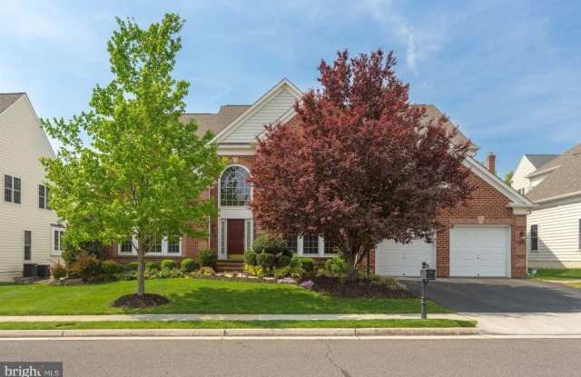 8923 RHODODENDRON CIRCLE - 8923 Rhododendron Circle, Laurel Hill, VA 22079