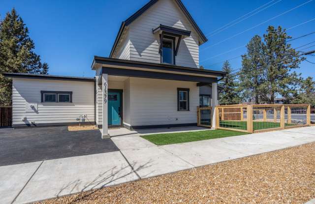 Modern Home with Hot Tub, Game Room & 2 King Suites. 30 day minimum. ALL UTILITIES INCLUDED Gallery 4