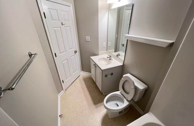 Room in 3 Bedroom Home at Governors Dr Gallery 3