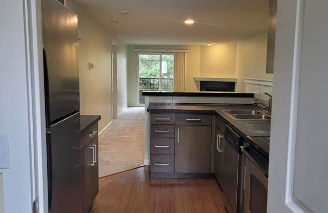 Updated Condo Close to Google and Downtown Kirkland - 724 Kirkland Circle, Kirkland, WA 98083