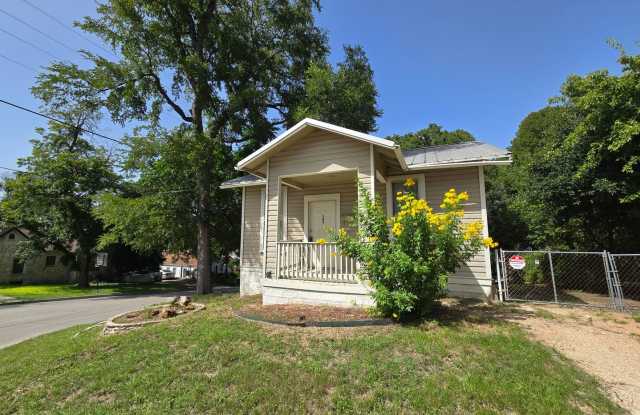 1/1 Walking Distance to Downtown Restaurants  Shopping  Farmers Market ! Corner Lot, Washer, Dryer  Fridge Included photos photos