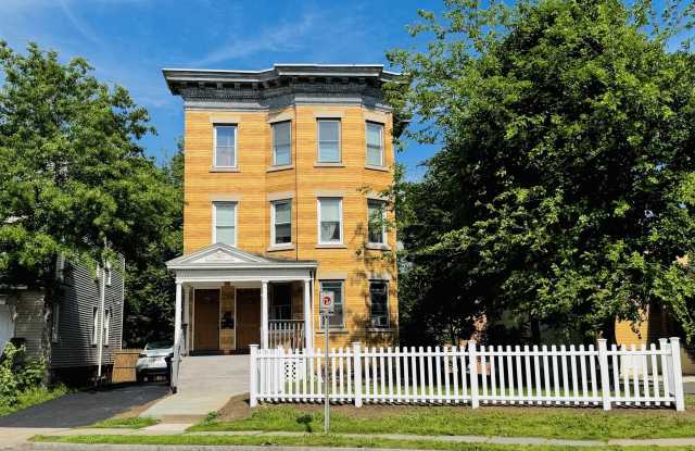 370 Maple Avenue photos photos