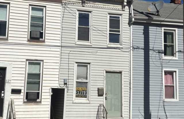 Cozy 1 Bedroom House with bonus loft, yard-near Rev’s Stadium York City SD photos photos