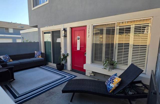 Charming Thousand Oaks Townhome with Attached 1 Car Garage  Assigned Parking Space photos photos