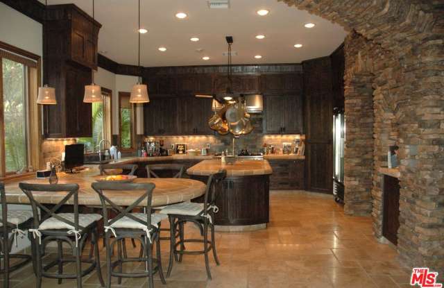 4717 FIRMAMENT Avenue Gallery 2