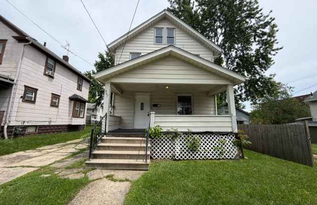 907 Kling Street – 3-Bedroom Home with Carpet Throughout, Fridge & Stove photos photos