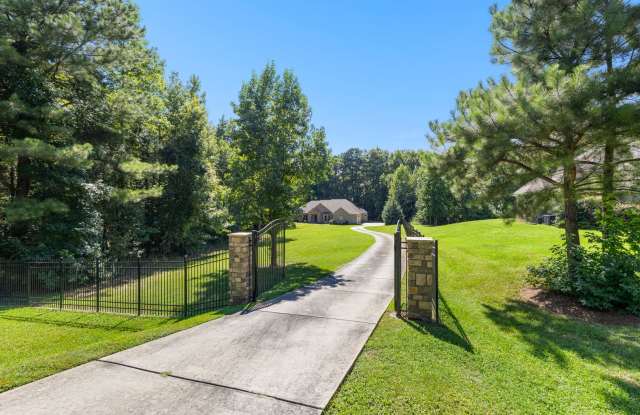 4BR Estate Home on 2.5 Acres Near Trilith Gallery 3