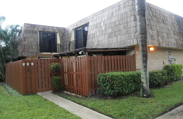 571 Springdale Circle - 571 Springdale Circle, Palm Springs, FL 33461