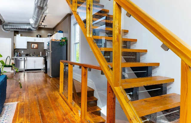 Spacious, Open Concept 3-Bedroom Apartment in Walnut Hills – Exposed Brick, Hardwood, and Fenced in Patio photos photos