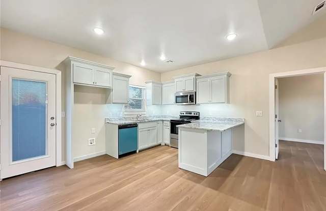 Stylish 2 Bed, 2 Bath Home in Blackwell photos photos
