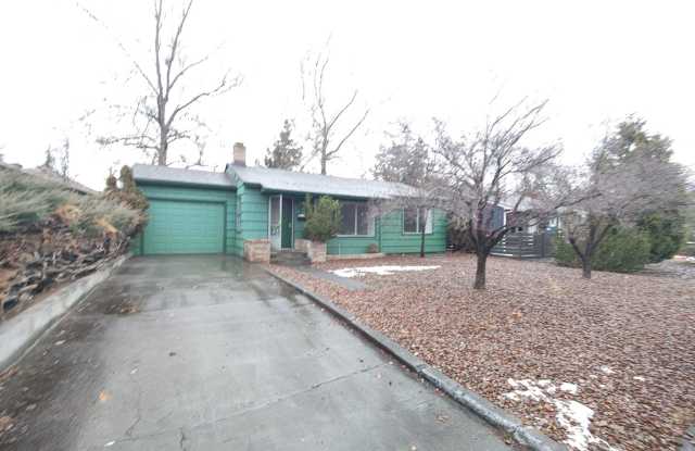 Cozy 2x1 garage, with workshop, and AC photos photos