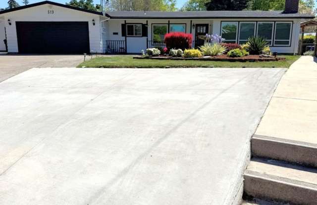 Spacious 4BD/4BA Home with Private Studio, located in the desirable Ferry St Bridge area! photos photos