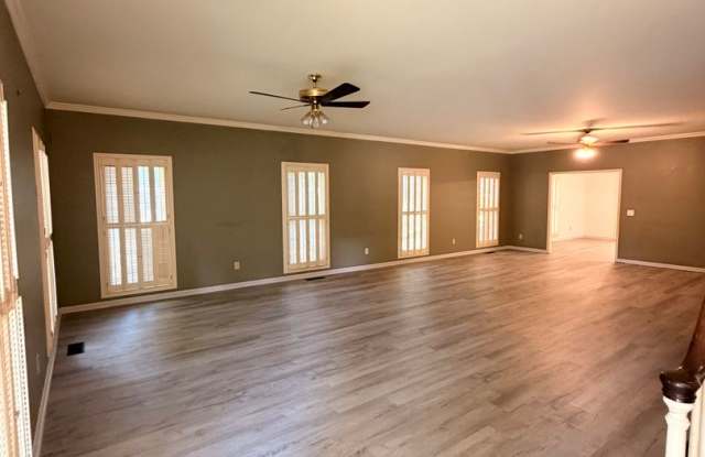 Short-Term Lease ONLY! 3 Bed / 3 Bath Brick Home on East University Drive Gallery 4