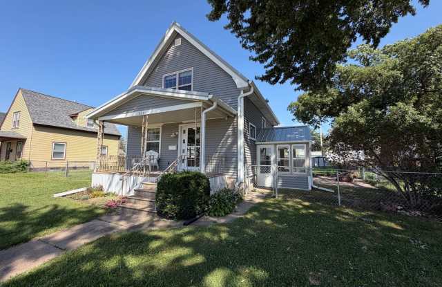 $1,900 | 3 Bedroom 2 Bath | 2 Car Detached Garage | Large Fenced Backyard Gallery 4